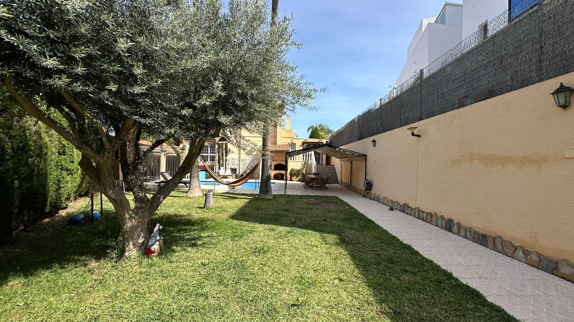 Bathroom in villa for sale in Torrevieja
