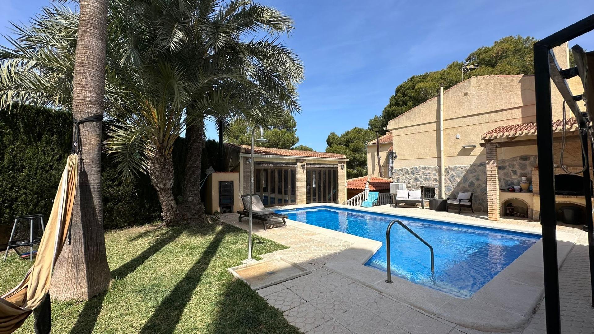 Terrace in villa for sale in Torrevieja