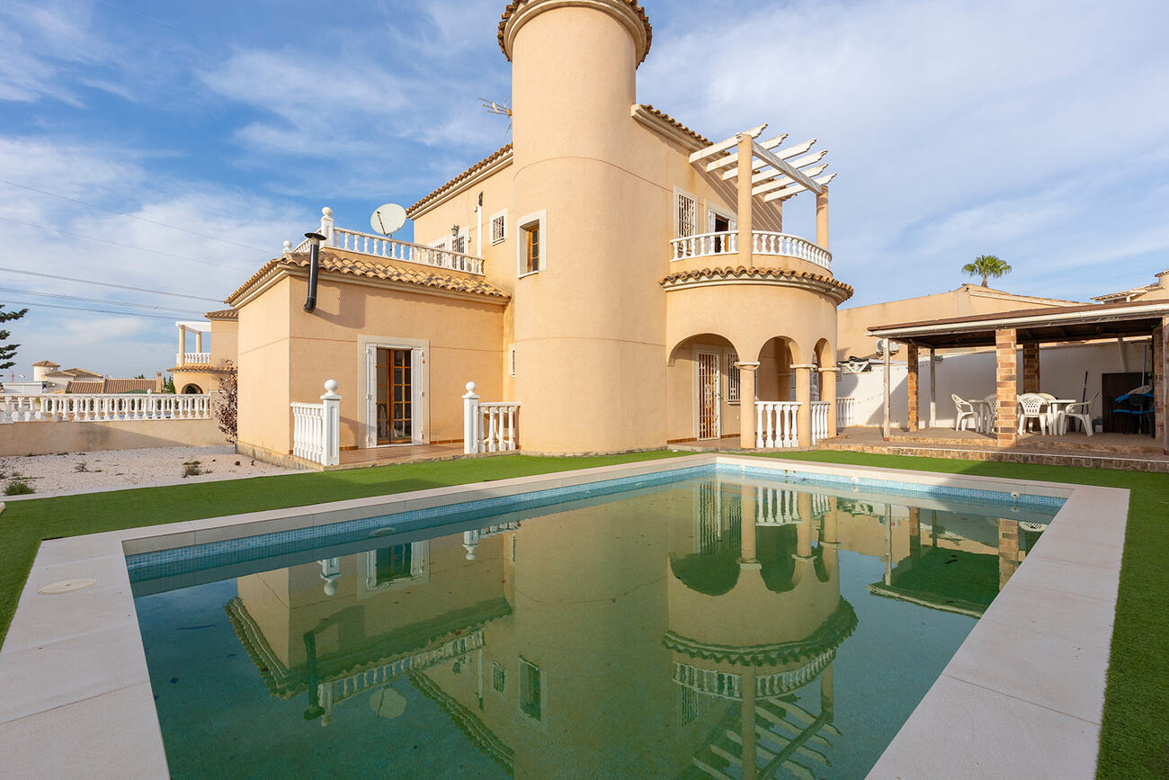 Sólskinsperla í Ciudad Quesada - Rýmileg villa með pool og garði