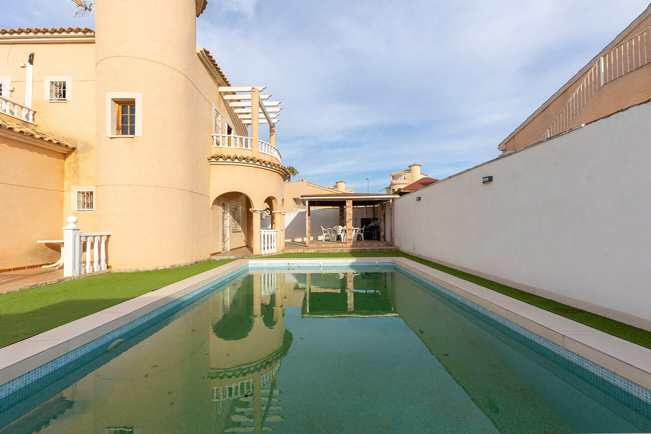 Sólskinsperla í Ciudad Quesada - Rýmileg villa með pool og garði