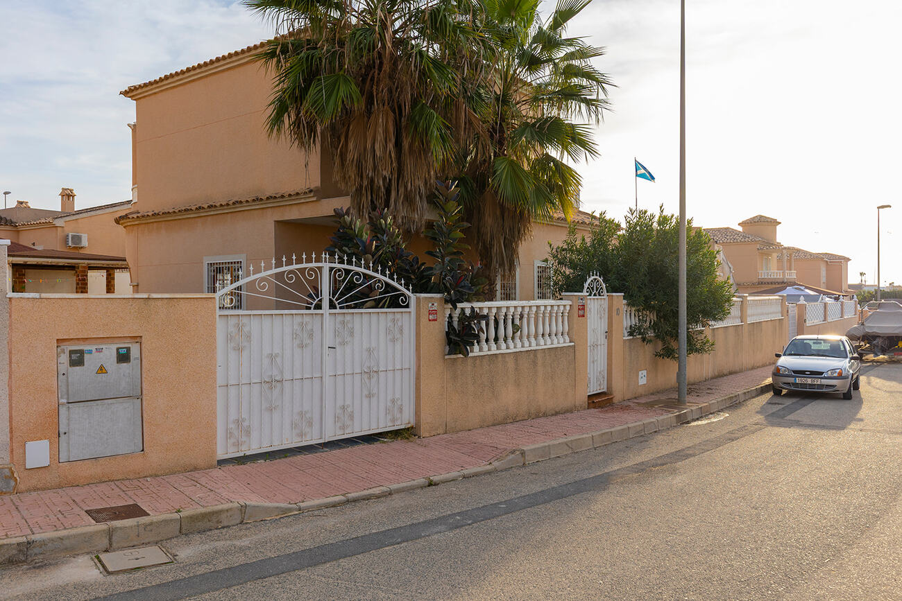 Terrace in villa for sale in Ciudad Quesada