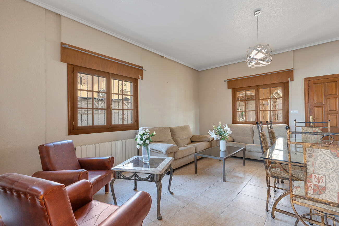 Sólskinsperla í Ciudad Quesada - Rýmileg villa með pool og garði