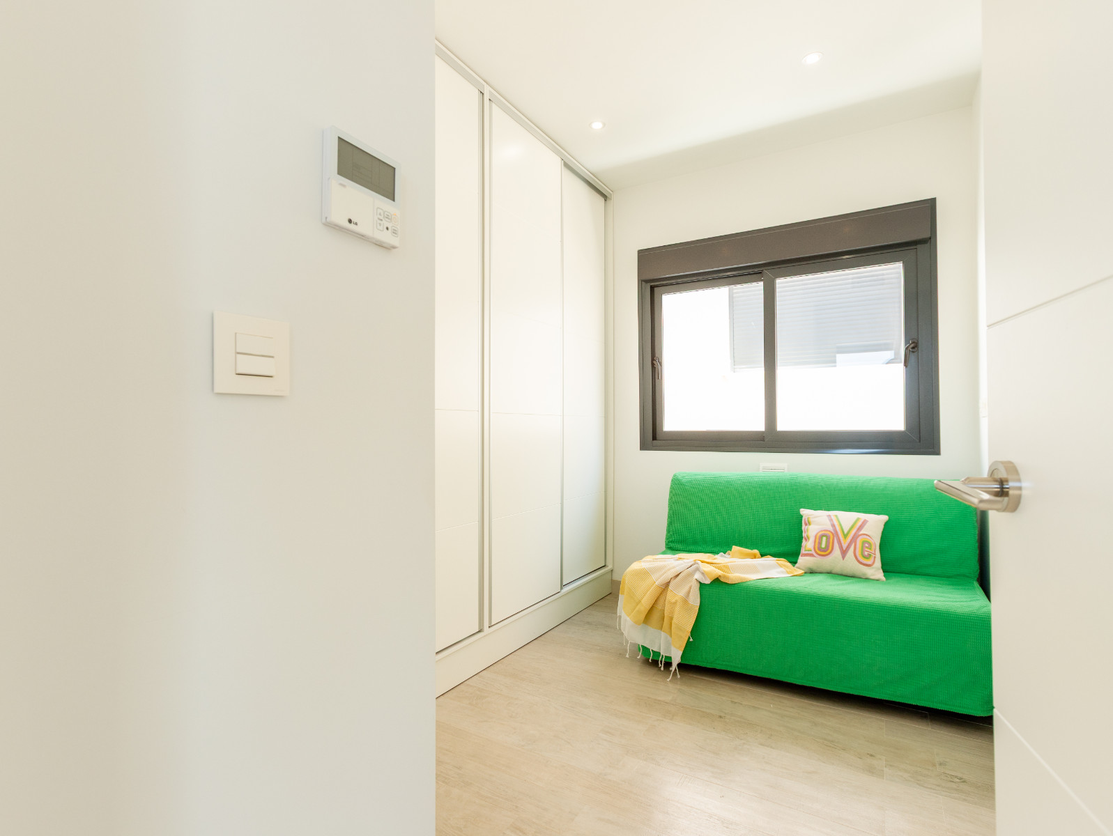 Bedroom in villa for sale in Rojales