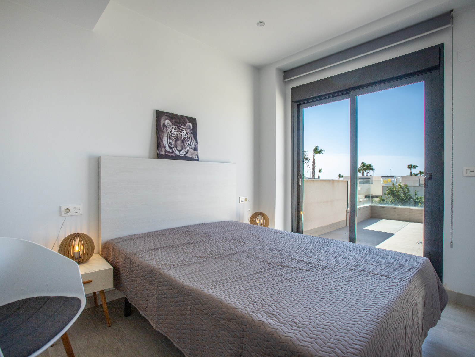 Master bedroom in villa for sale in Rojales