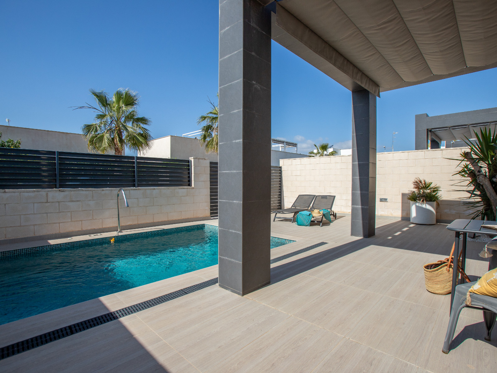 Bedroom in villa for sale in Rojales