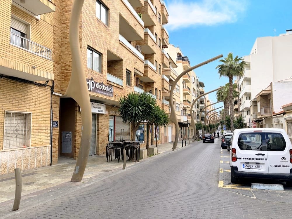 An excellent investment opportunity is presented in the heart of Torrevieja: a complete building comprising a ground floor and first floor, located just 100 metres from the Town Hall and 400 metres from the beach