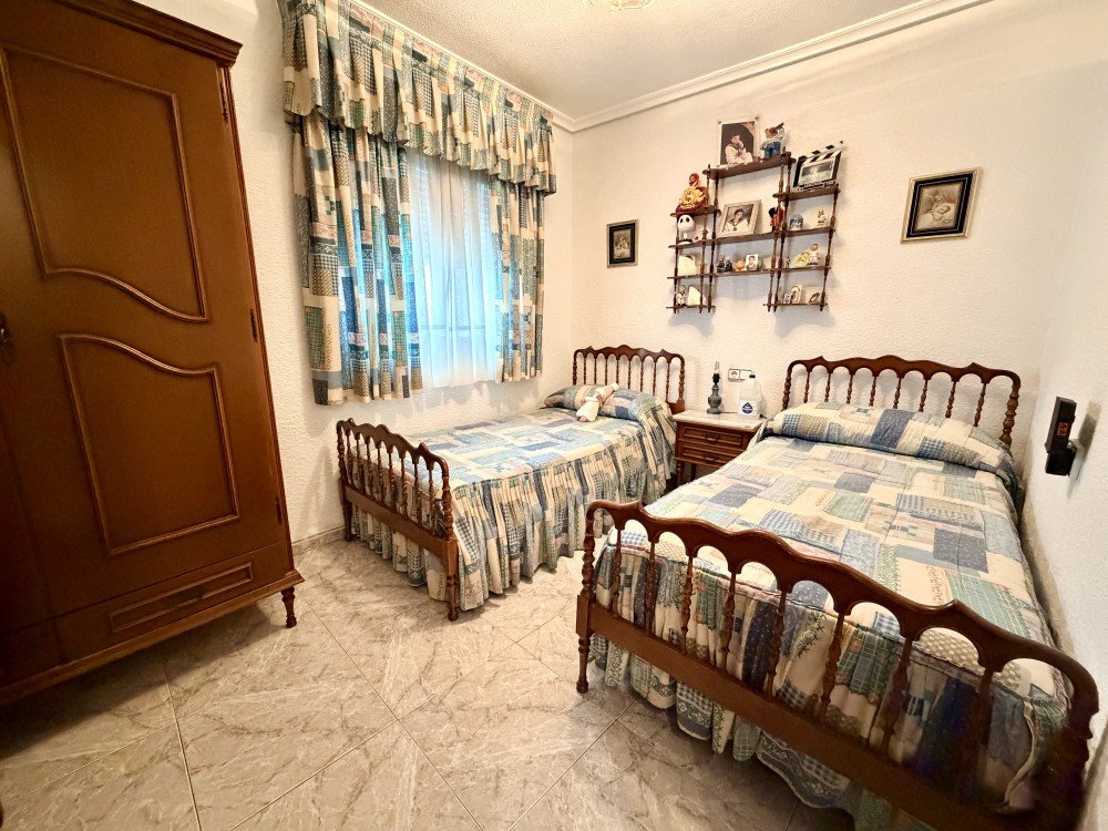 An excellent investment opportunity is presented in the heart of Torrevieja: a complete building comprising a ground floor and first floor, located just 100 metres from the Town Hall and 400 metres from the beach