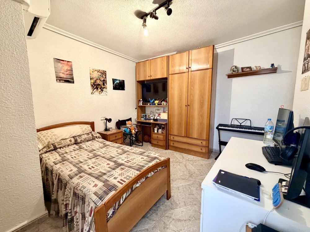 An excellent investment opportunity is presented in the heart of Torrevieja: a complete building comprising a ground floor and first floor, located just 100 metres from the Town Hall and 400 metres from the beach