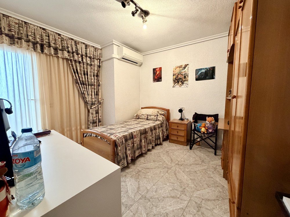An excellent investment opportunity is presented in the heart of Torrevieja: a complete building comprising a ground floor and first floor, located just 100 metres from the Town Hall and 400 metres from the beach