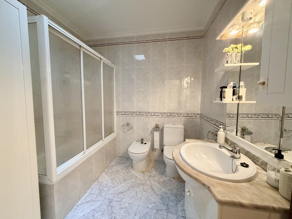 An excellent investment opportunity is presented in the heart of Torrevieja: a complete building comprising a ground floor and first floor, located just 100 metres from the Town Hall and 400 metres from the beach