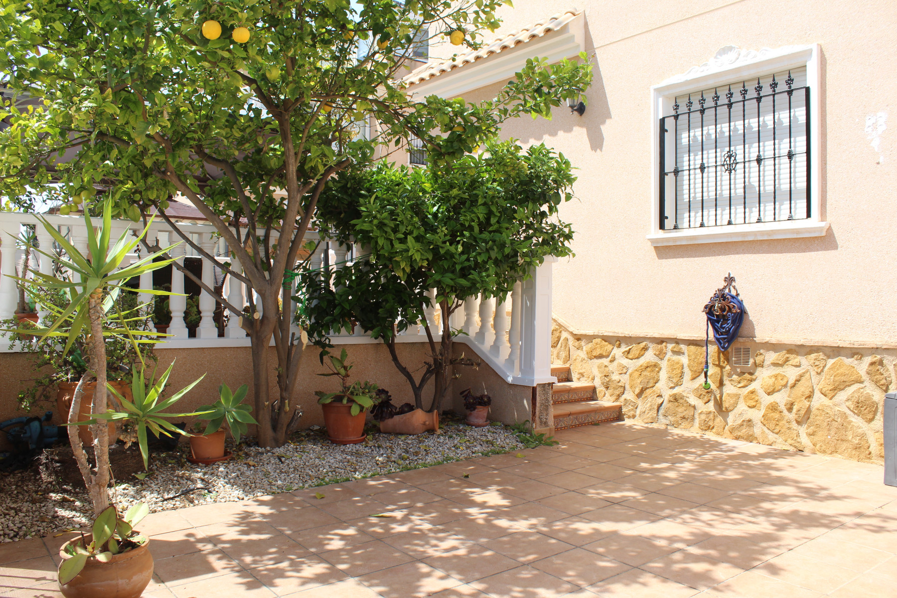 Garden in villa for sale in Orihuela Costa