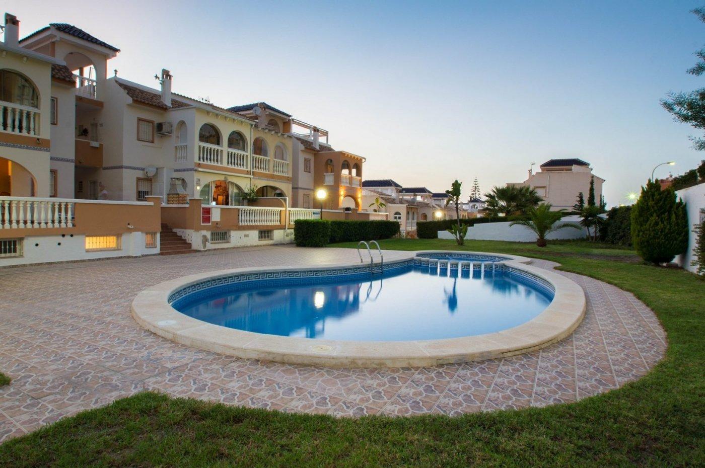 Bungalow Renovado com Amplo Terreno a Poucos Passos da Praia de La Mata