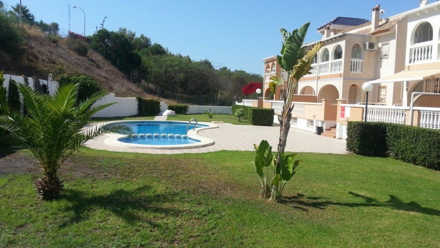 Bungalow Renovado com Amplo Terreno a Poucos Passos da Praia de La Mata