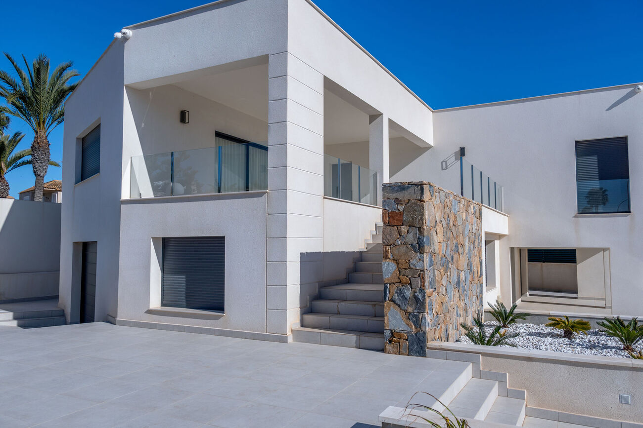 Terrace in villa for sale in Torrevieja