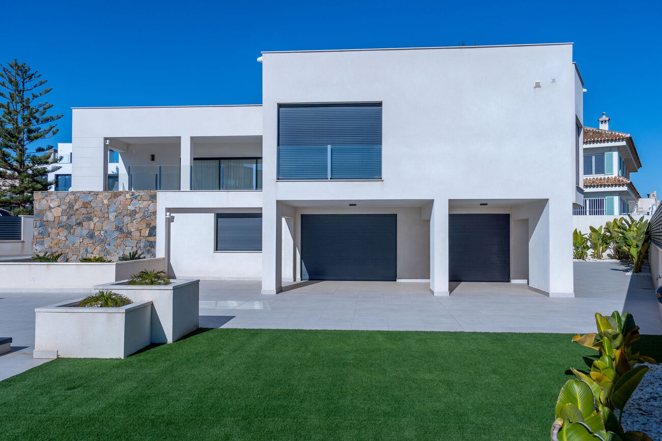 Pool area in villa for sale in Torrevieja