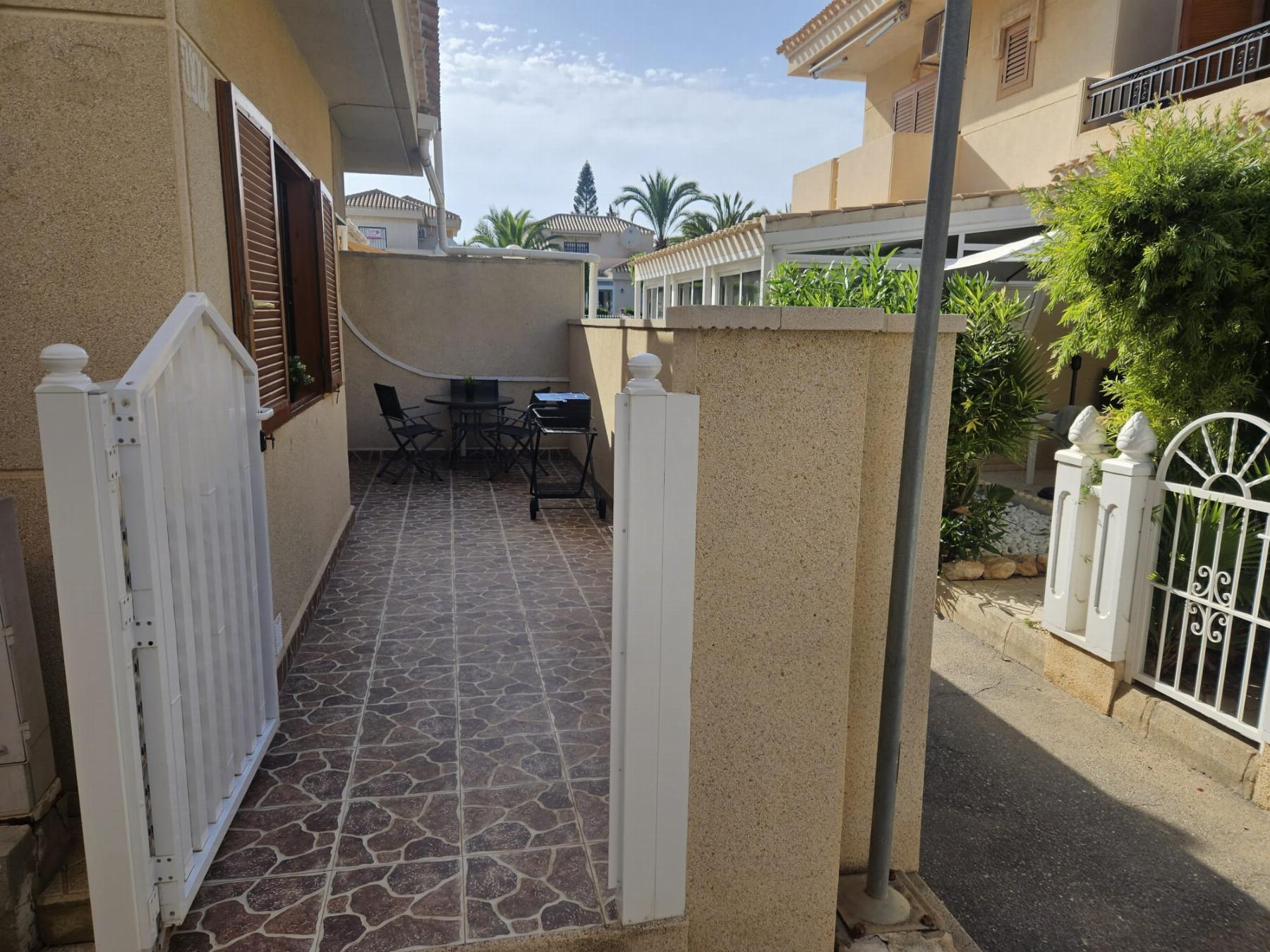 Täydellinen pihamaa-asunto Playa Flamenca -alueella | Real Estate by Gardewik