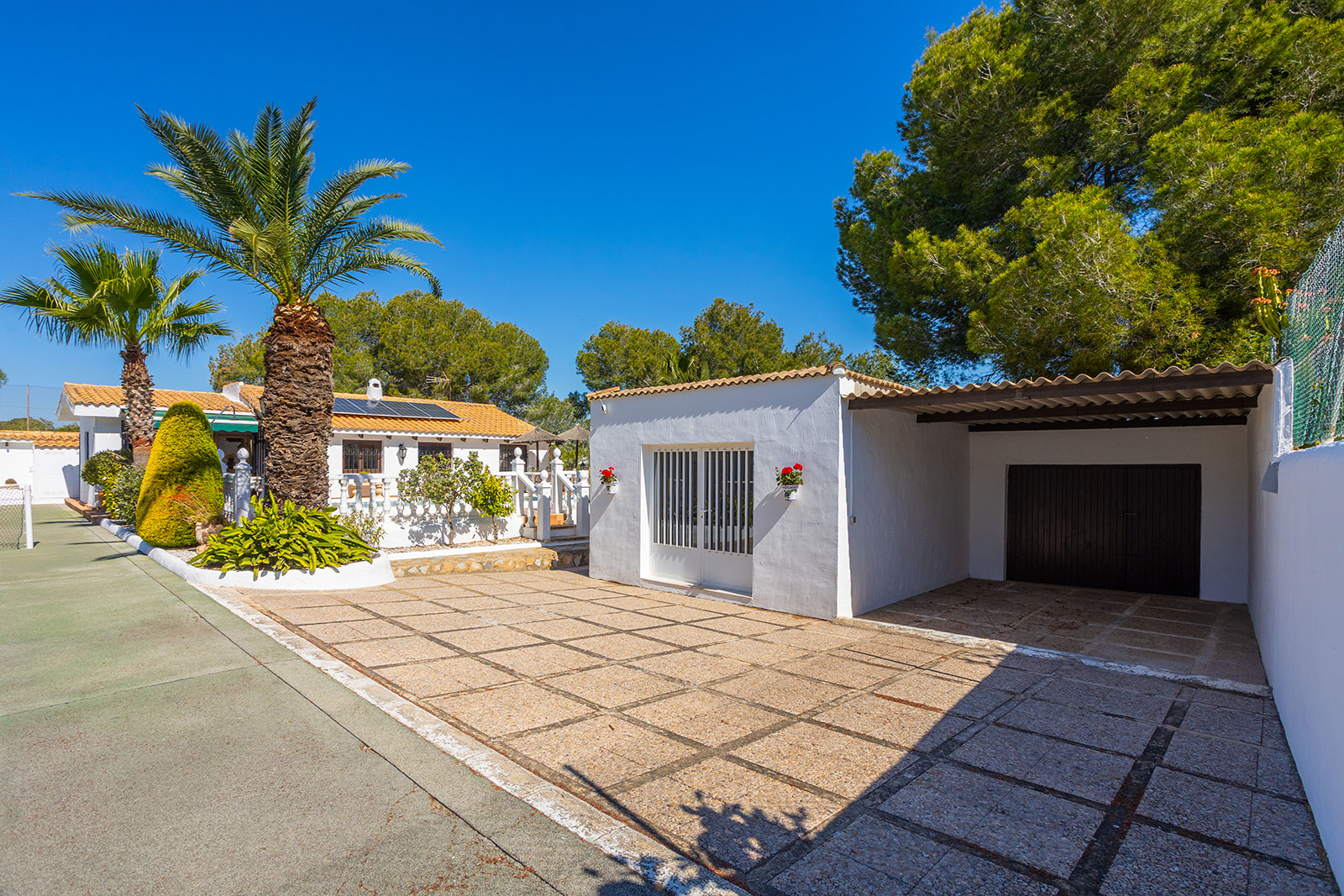 Master bedroom in villa for sale in Orihuela