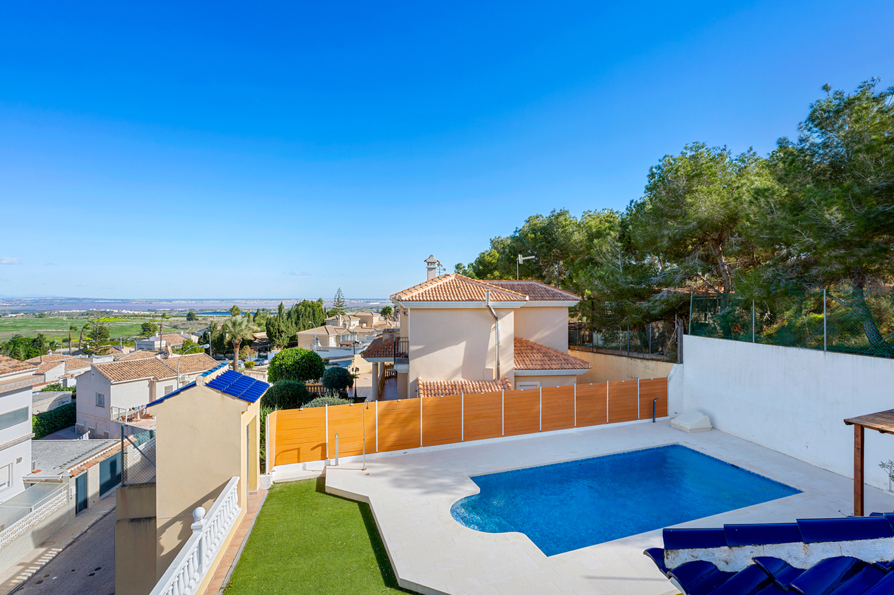 Exterior view in villa for sale in Ciudad De Las Comunicaciones
