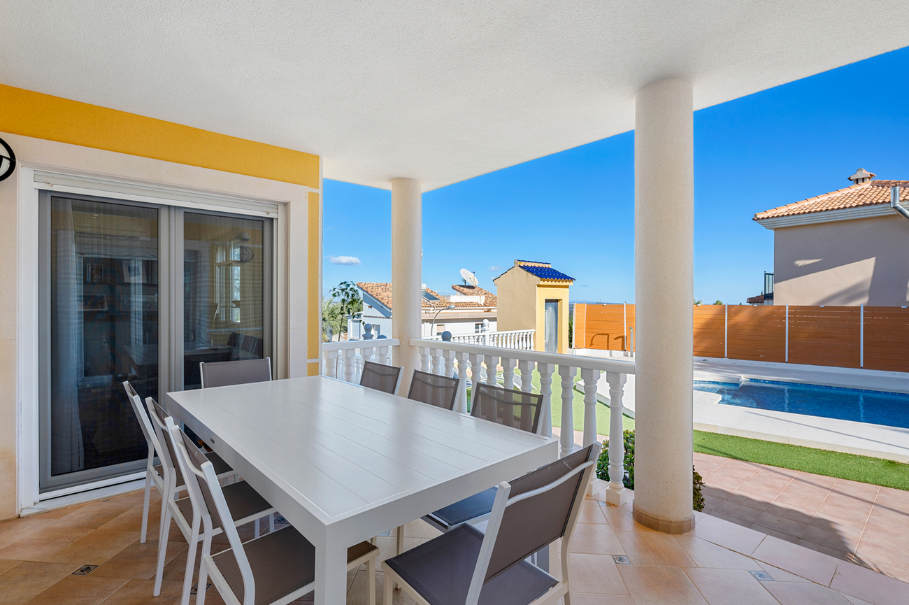 Pool area in villa for sale in Ciudad De Las Comunicaciones