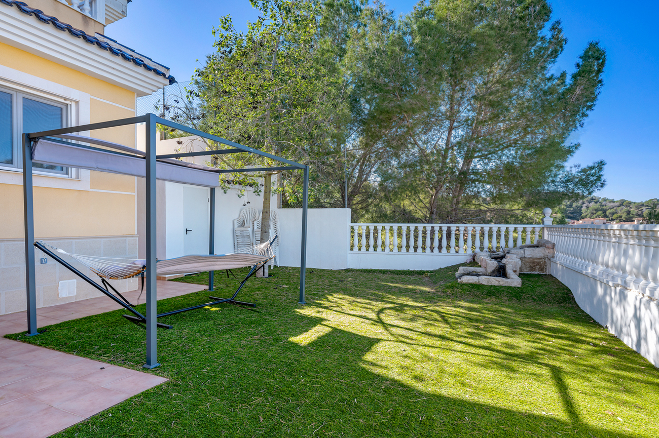 Terrace in villa for sale in Ciudad De Las Comunicaciones