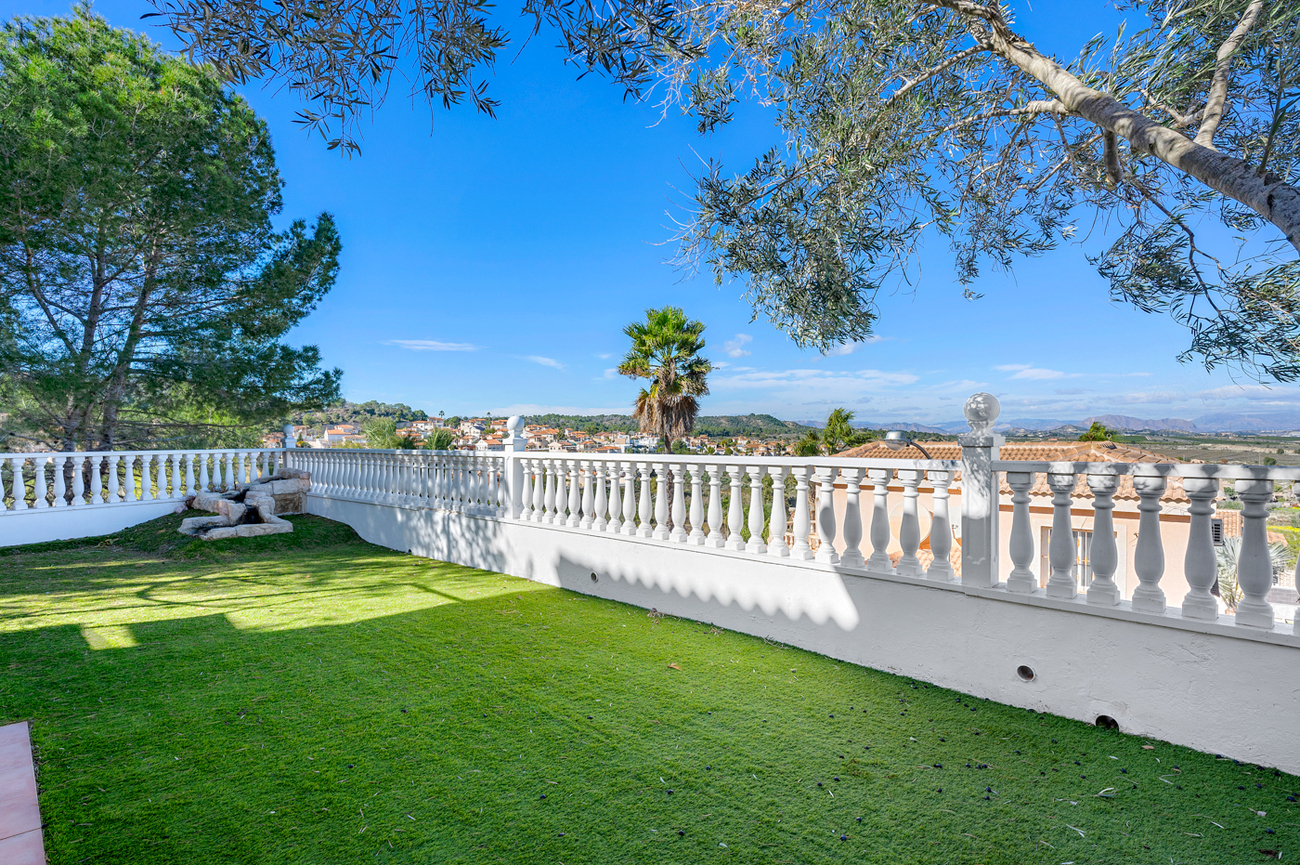 Pool area in villa for sale in Ciudad De Las Comunicaciones