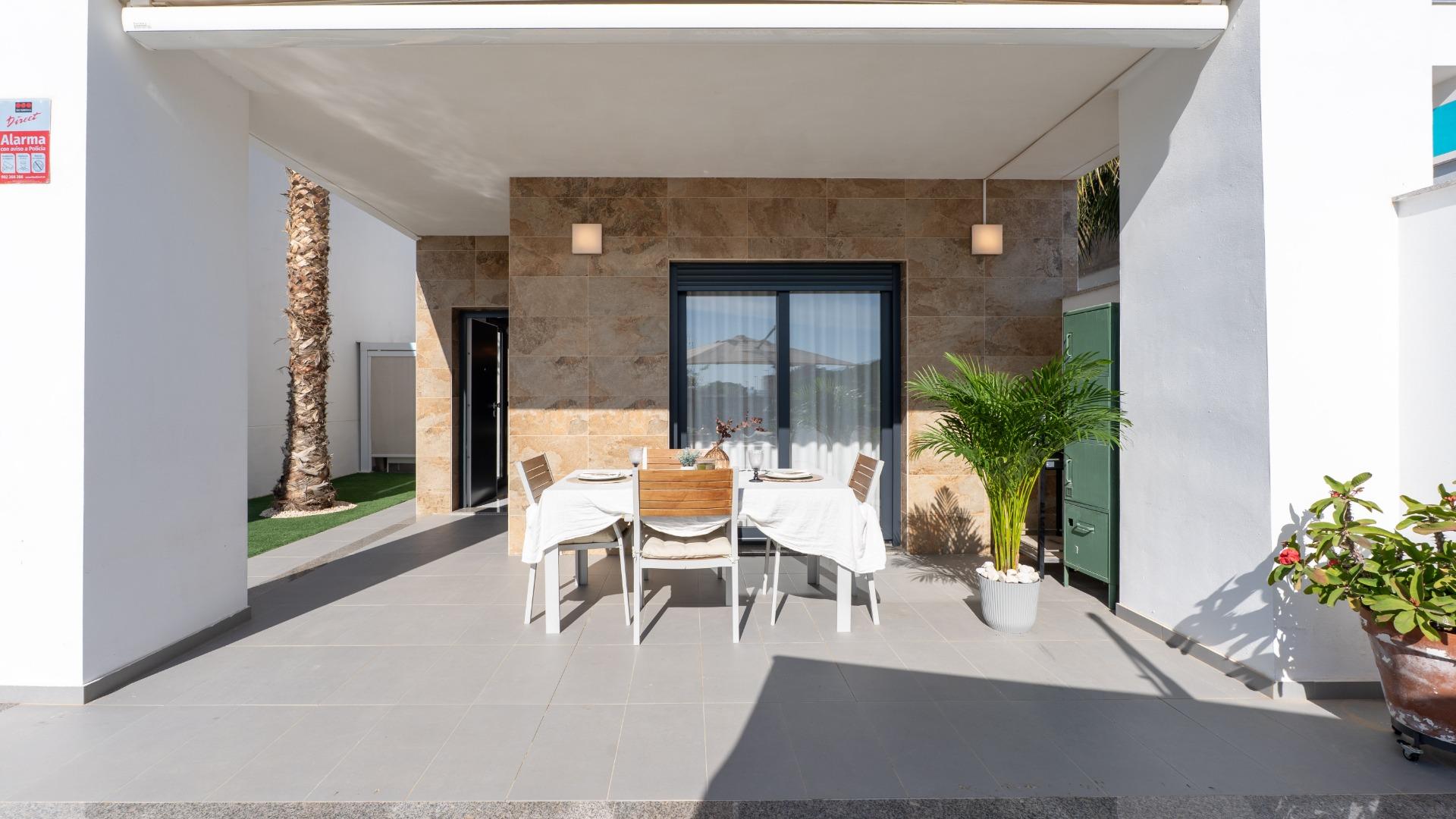 Terrace in villa for sale in Bigastro