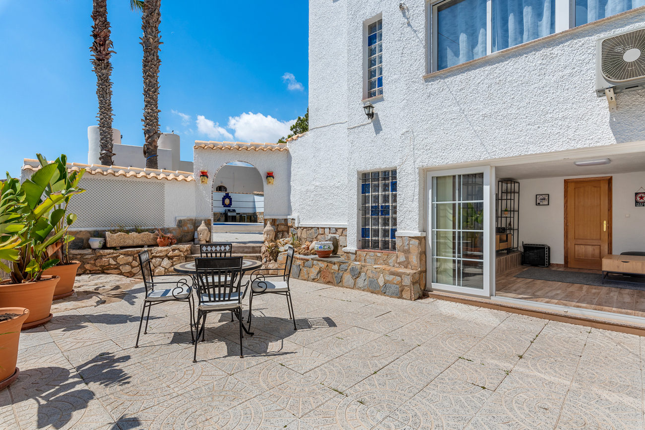 Master bedroom in villa for sale in Pinar de Campoverde