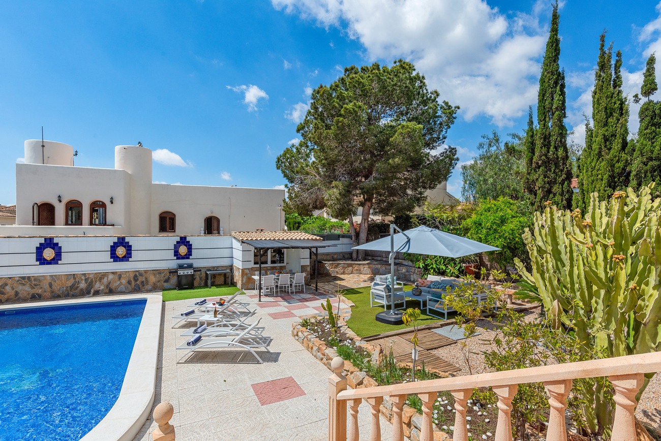 Garden in villa for sale in Pinar de Campoverde