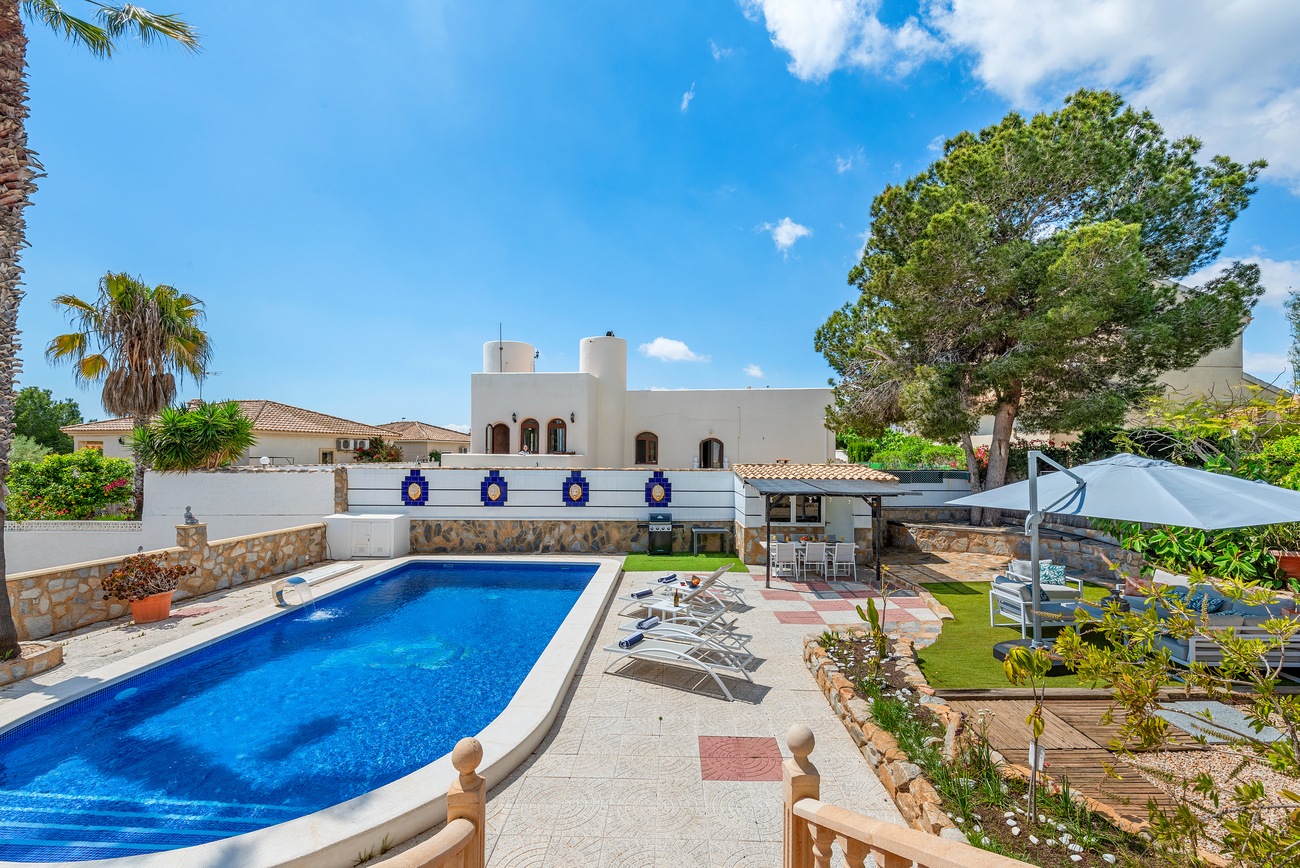 Dining area in villa for sale in Pinar de Campoverde