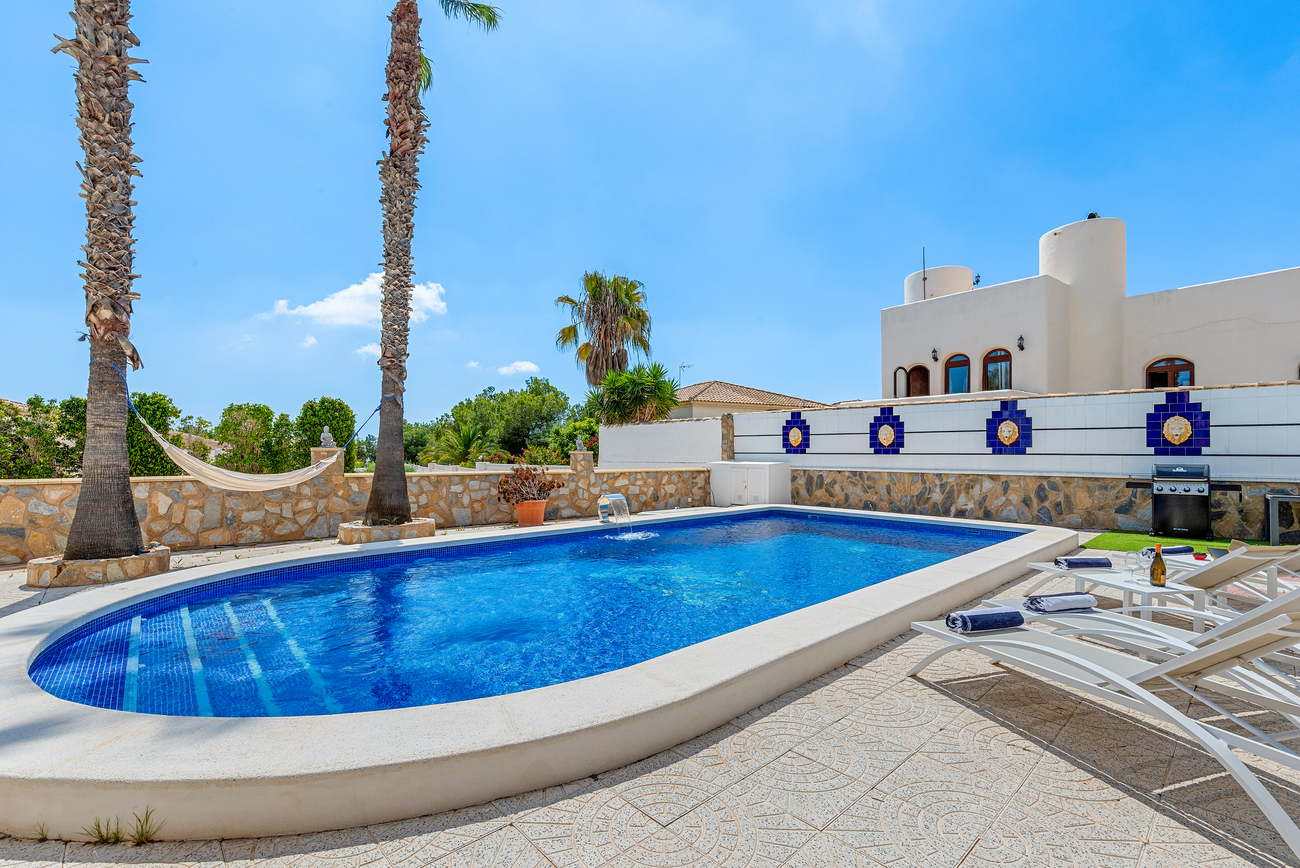 Bedroom in villa for sale in Pinar de Campoverde