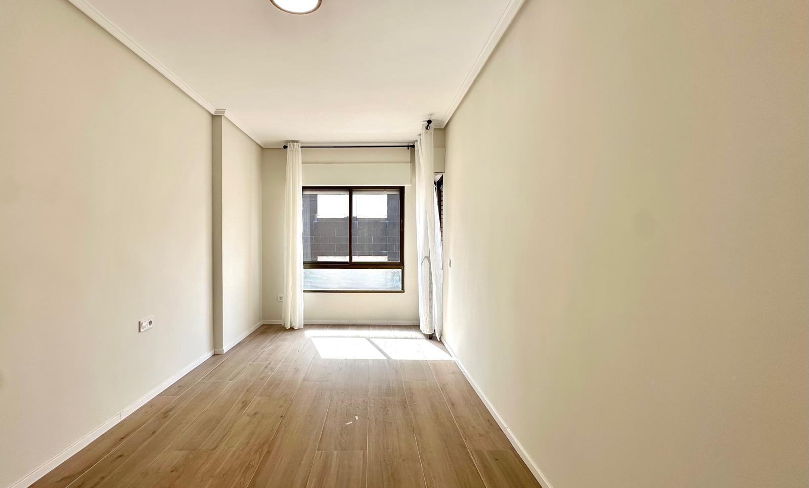 Bedroom in apartment for sale in Torrevieja