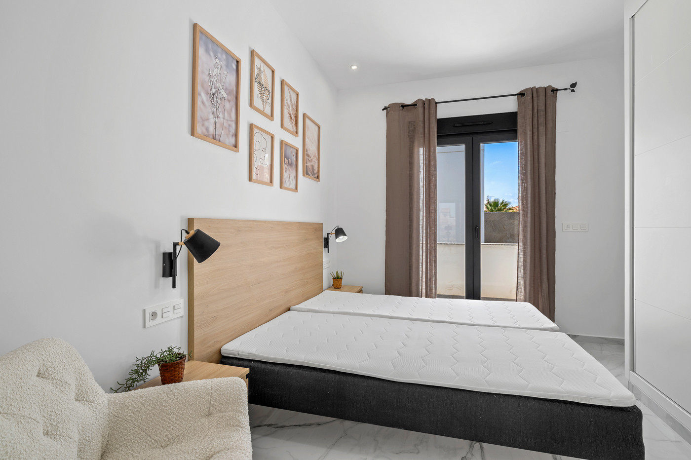 Master bedroom in villa for sale in Torrevieja