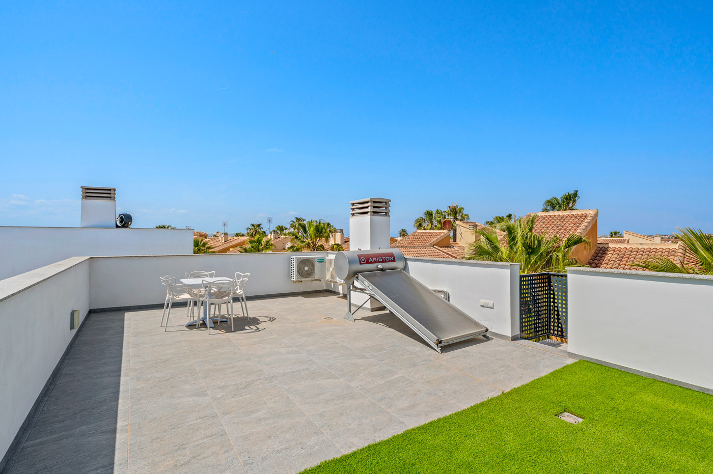 Bathroom in villa for sale in Torrevieja