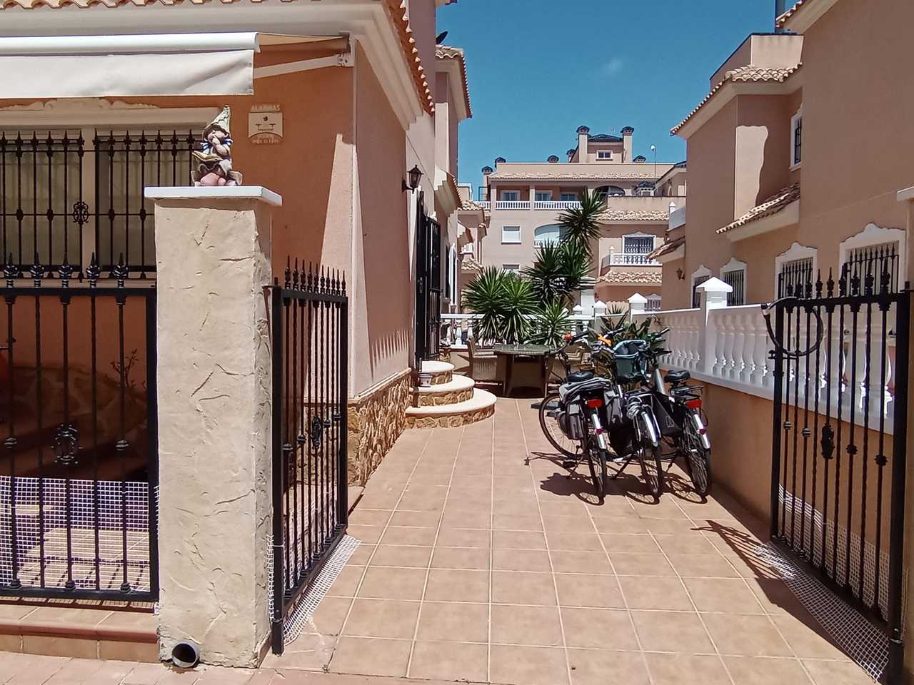 Lyxig 3‑väggig townhouse med privat takterrass i Los Dolses – ditt nästa hem