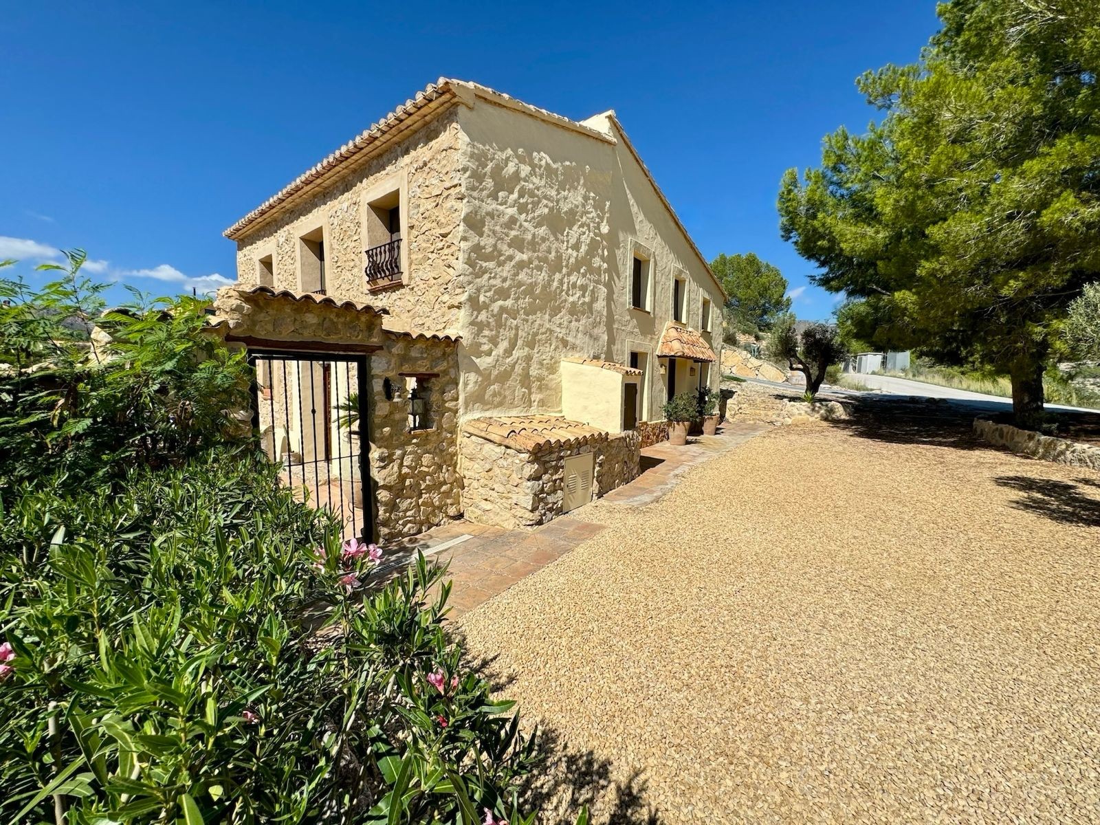 Finca Exclusivă Relleu – Eleganță și Intimitate în Inima Mediteranei