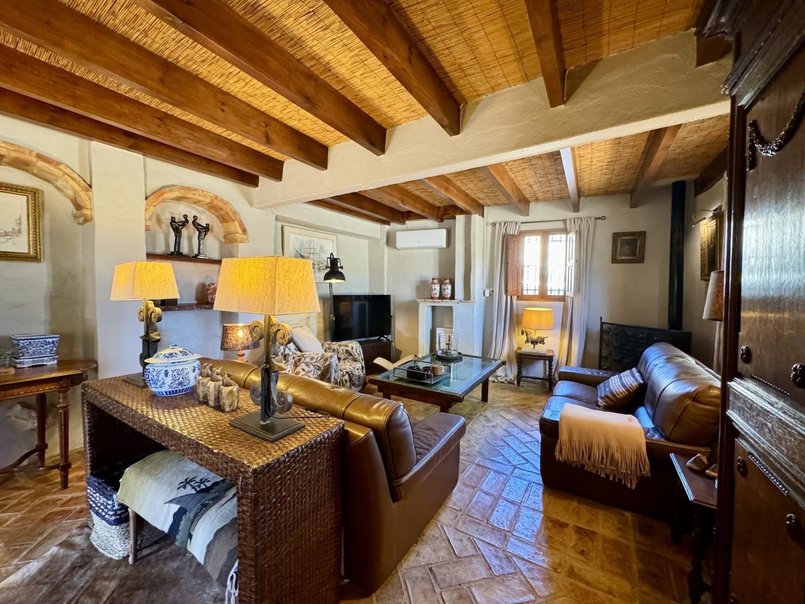 Living room in villa for sale in Relleu