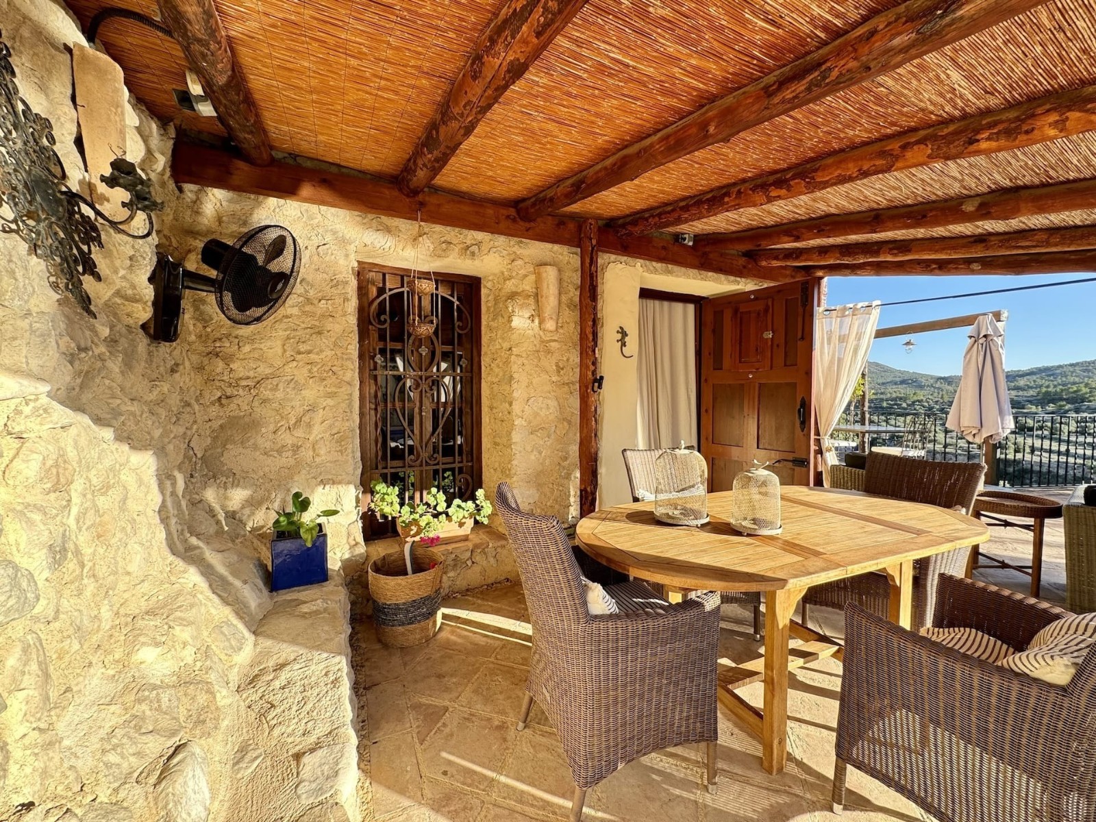 Dining area in villa for sale in Relleu