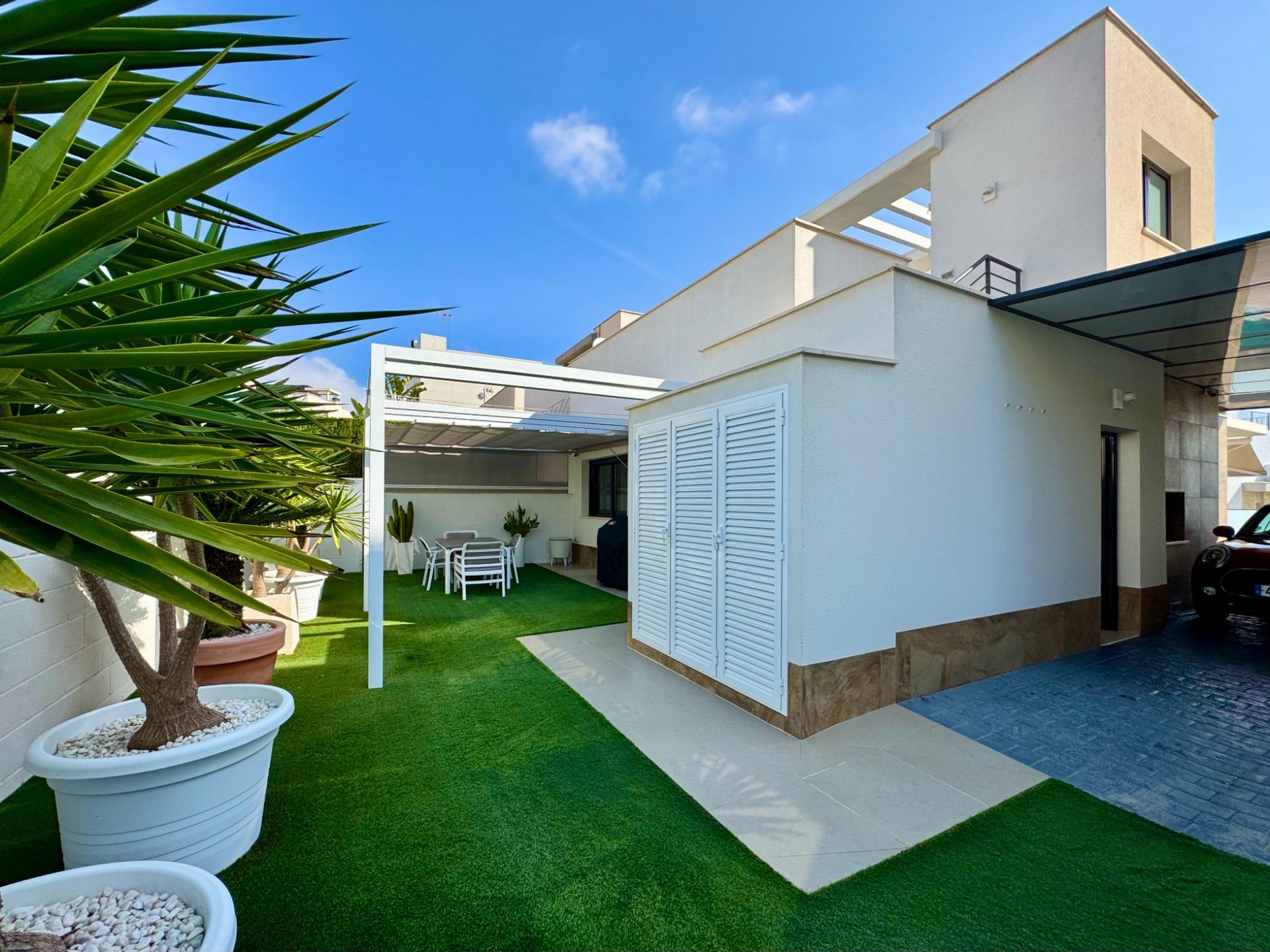 Master bedroom in villa for sale in San Miguel de Salinas