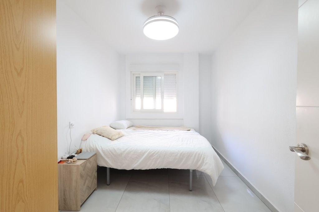 Bedroom in apartment for sale in Torrevieja