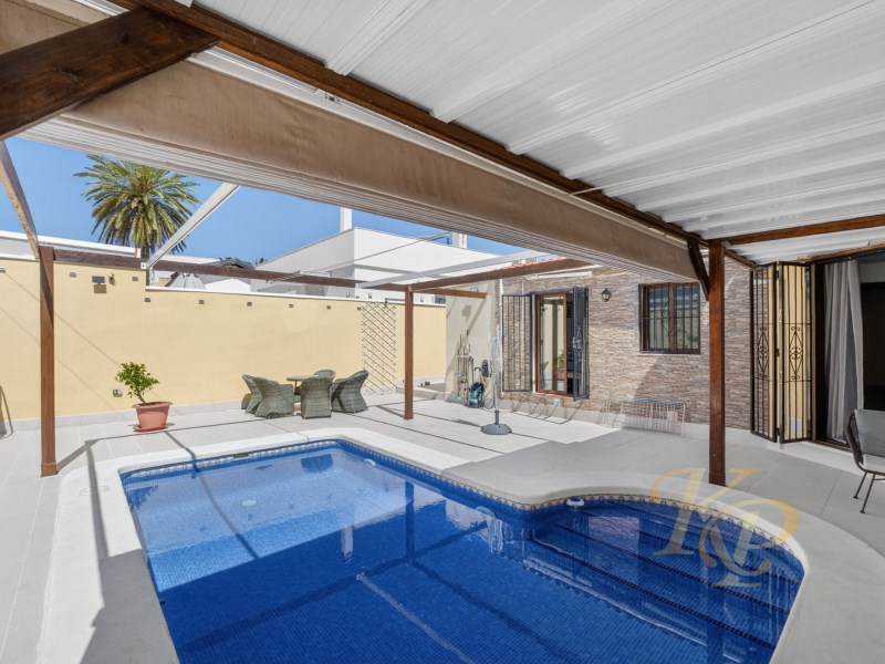 Terrace in villa for sale in Torrevieja