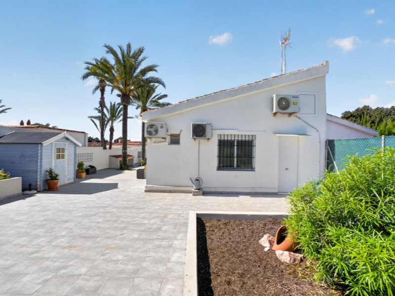 Terrace in villa for sale in Torrevieja