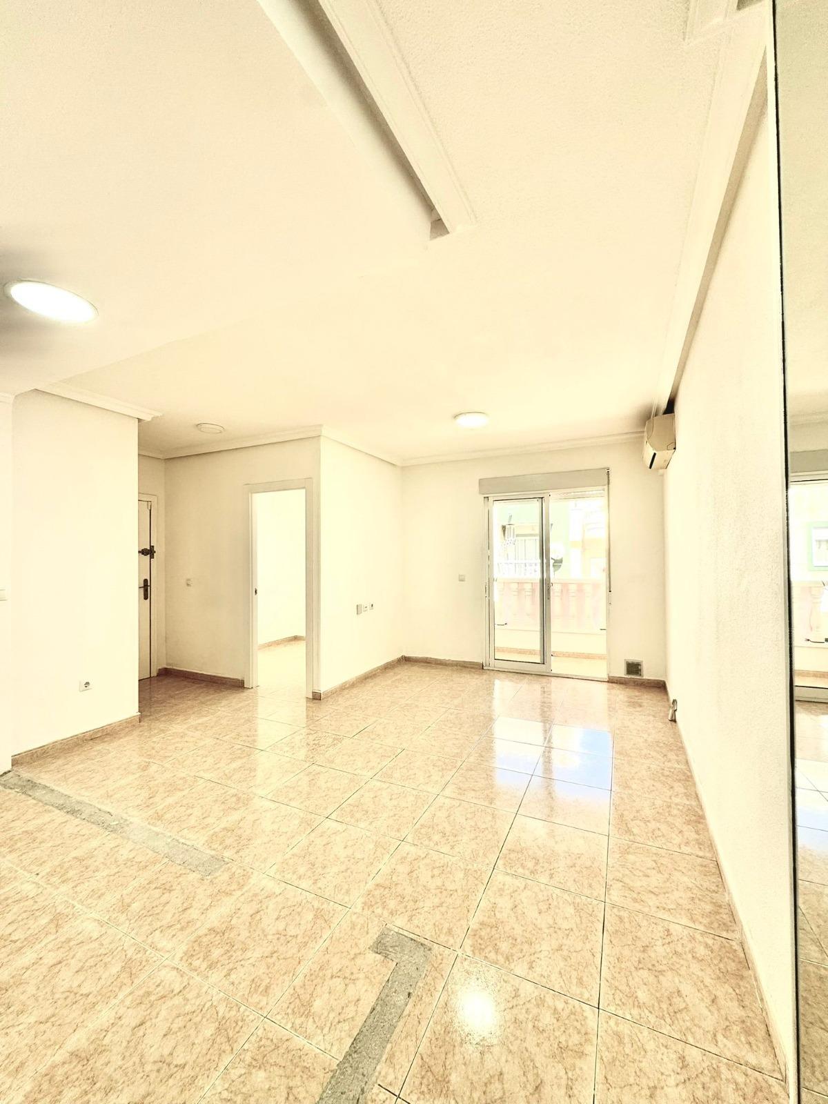 This is an excellent opportunity to purchase an elegant, fully renovated property situated just 450 metres from the renowned Playa del Cura, one of the most sought-after and highly regarded areas of Torrevieja