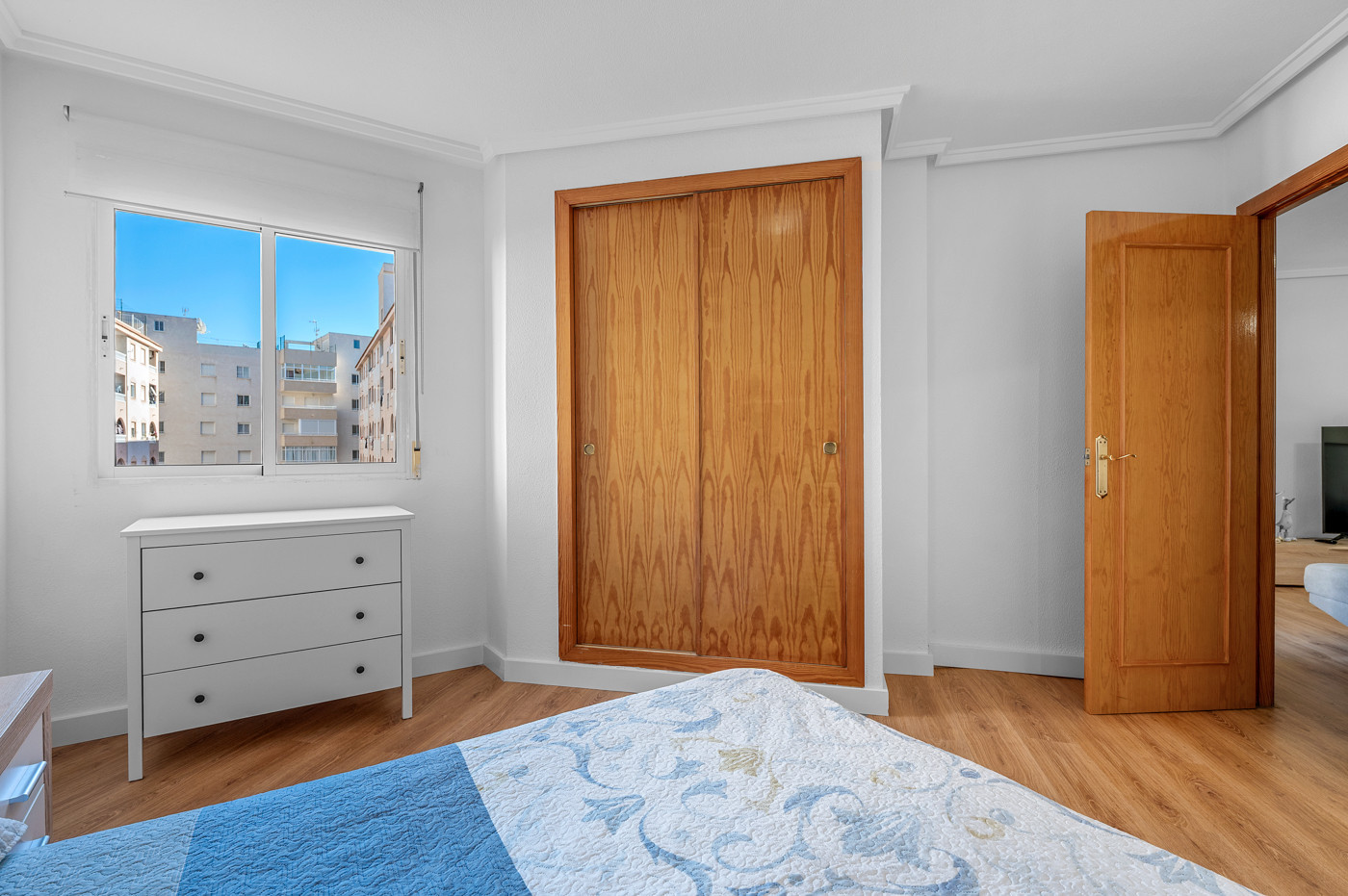 Bedroom in apartment for sale in Torrevieja