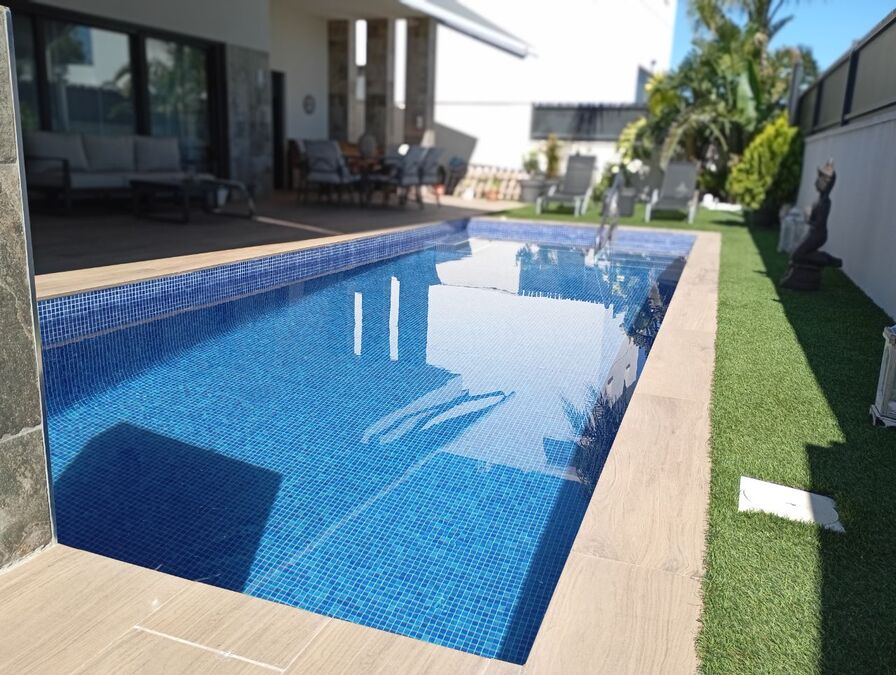 Pool area in villa for sale in Daya Nueva