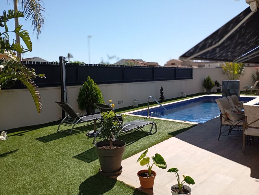 Master bedroom in villa for sale in Daya Nueva