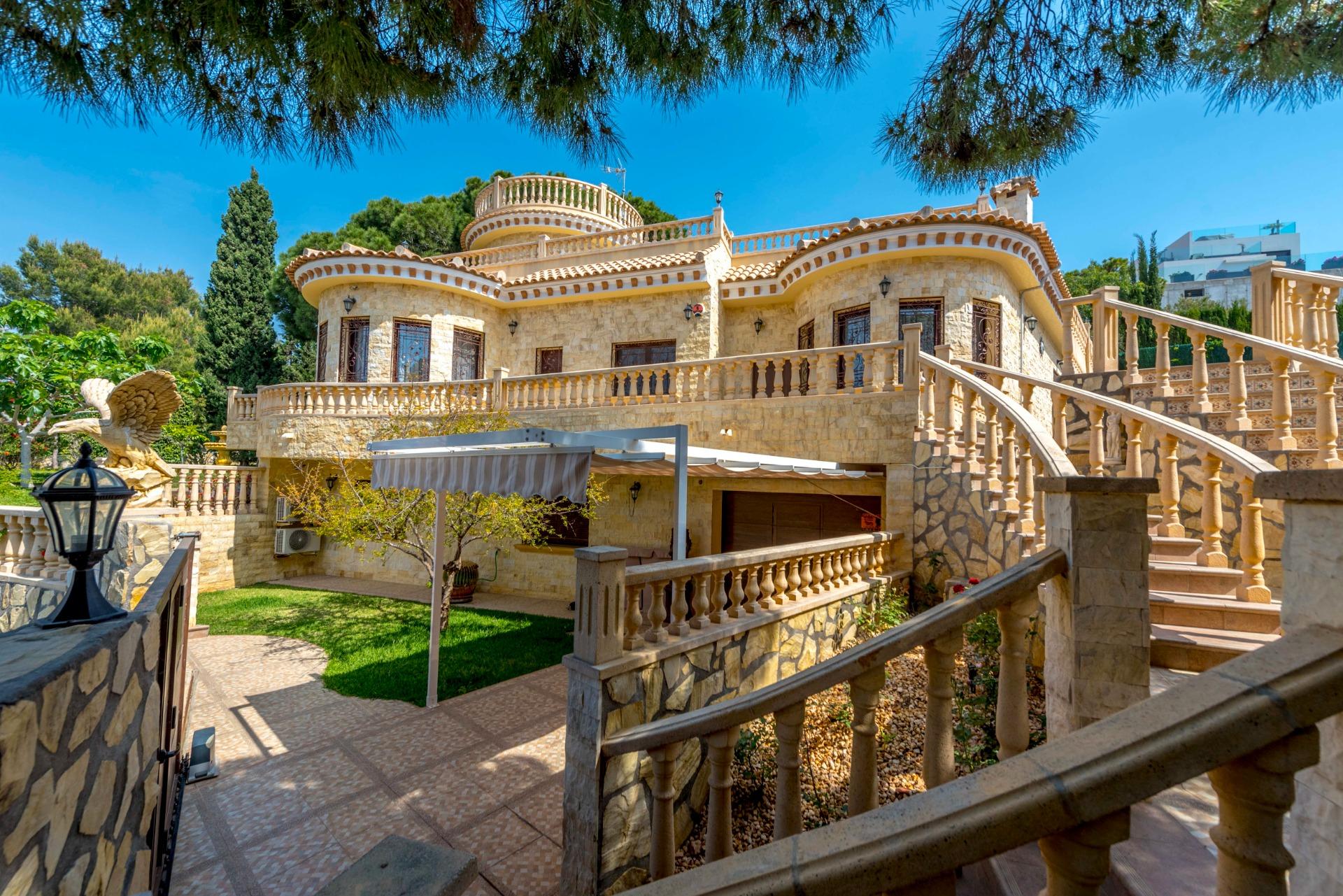 Garden in villa for sale in Orihuela Costa