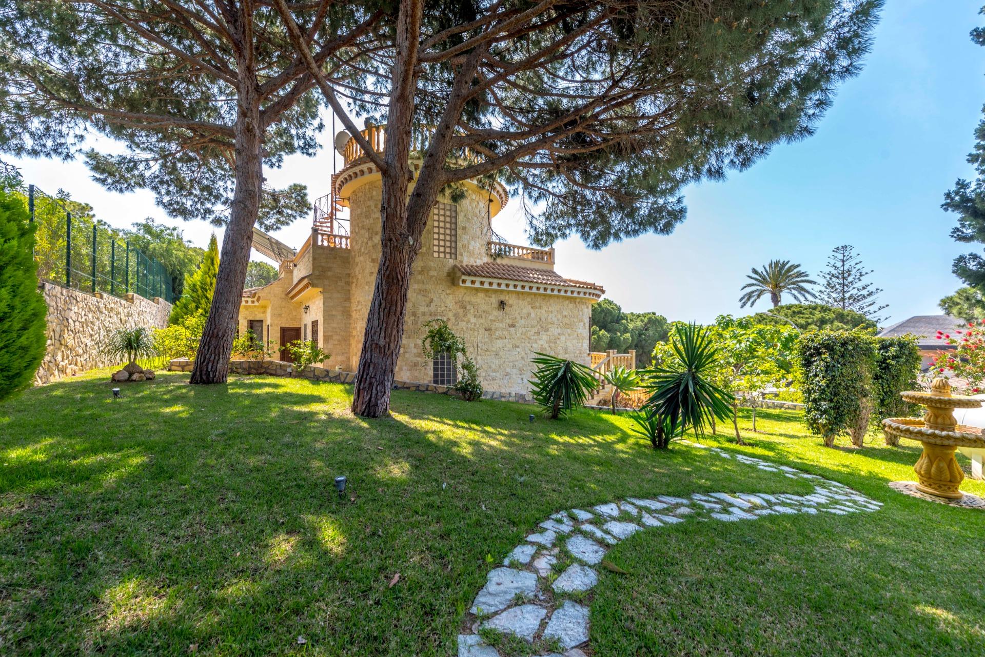 Bedroom in villa for sale in Orihuela Costa