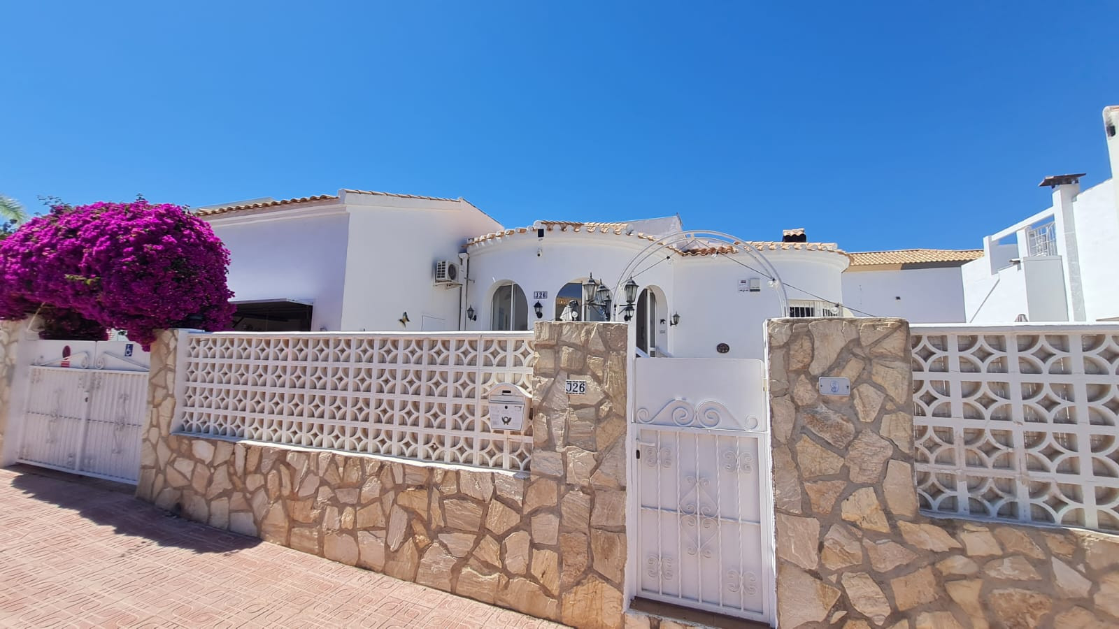 Garden in villa for sale in Orihuela Costa
