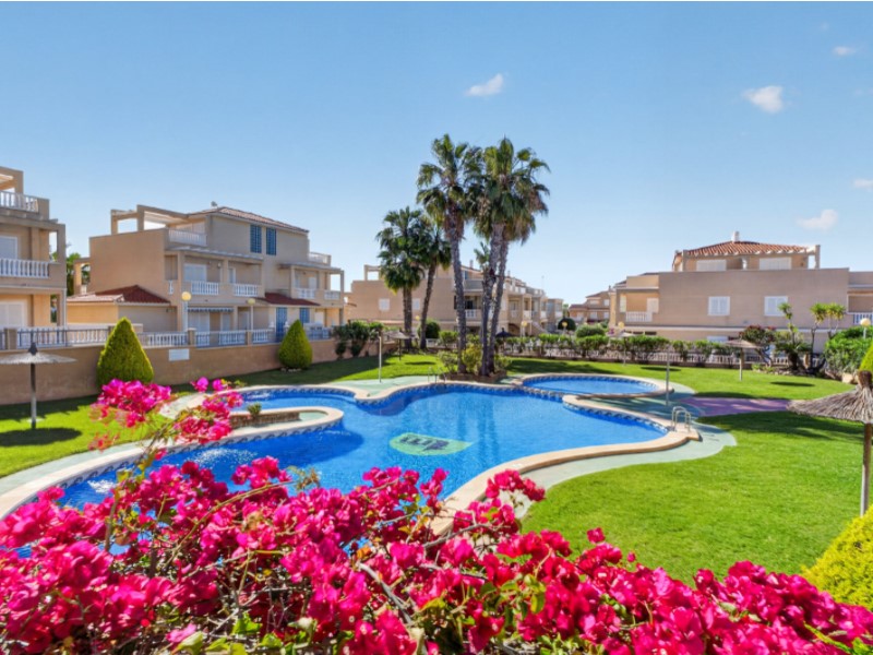 Pool area in bungalow for sale in Orihuela