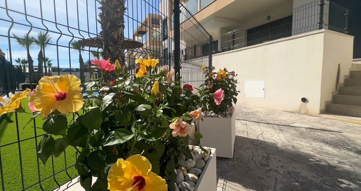 Garden in apartment for sale in Orihuela Costa